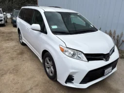 
										2019 Toyota Sienna LE full									