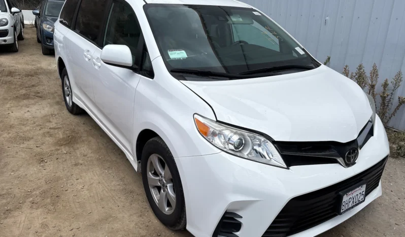 
								2019 Toyota Sienna LE full									