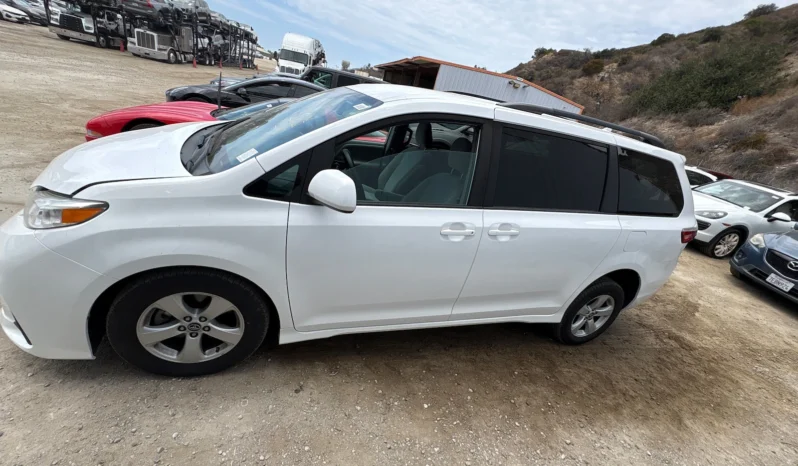 
								2019 Toyota Sienna LE full									