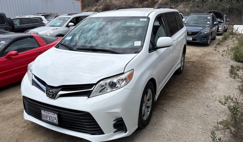 
								2019 Toyota Sienna LE full									