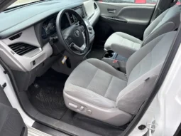 
										2019 Toyota Sienna LE full									
