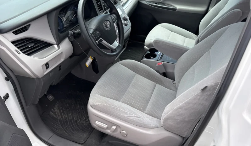 
								2019 Toyota Sienna LE full									
