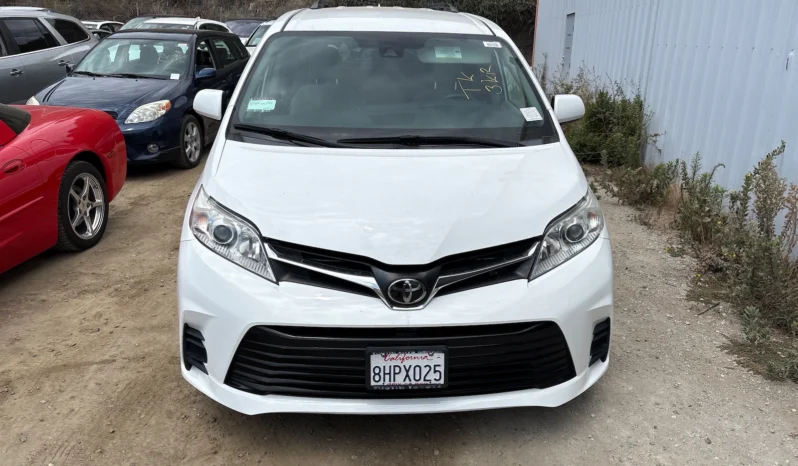 
								2019 Toyota Sienna LE full									