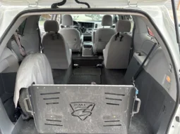 
										2019 Toyota Sienna LE full									