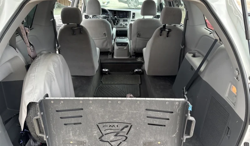 
								2019 Toyota Sienna LE full									