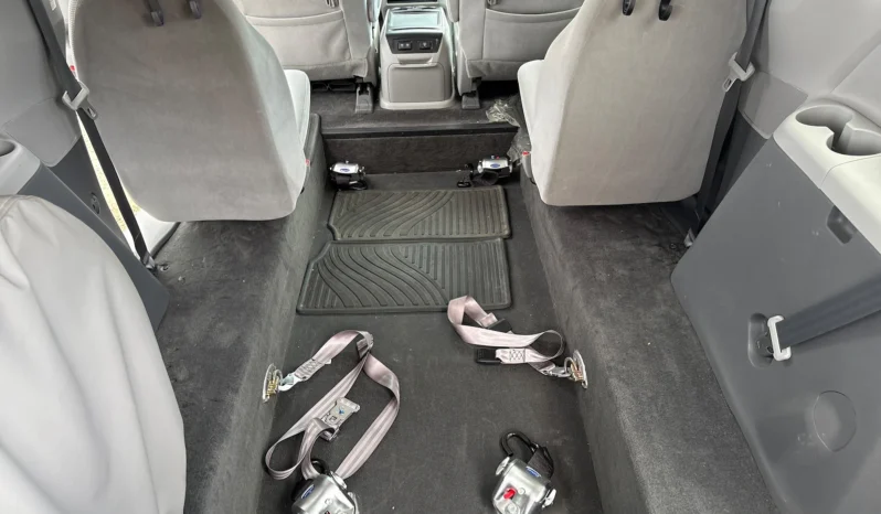 
								2019 Toyota Sienna LE full									