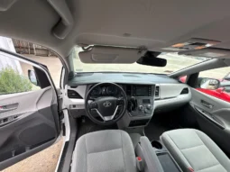 
										2019 Toyota Sienna LE full									