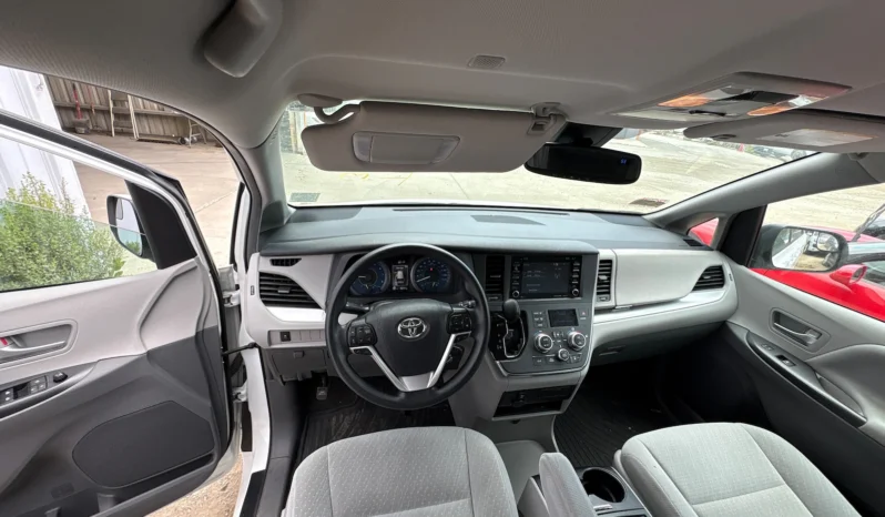 
								2019 Toyota Sienna LE full									