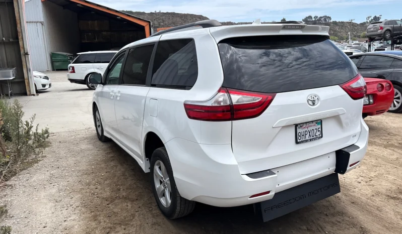
								2019 Toyota Sienna LE full									