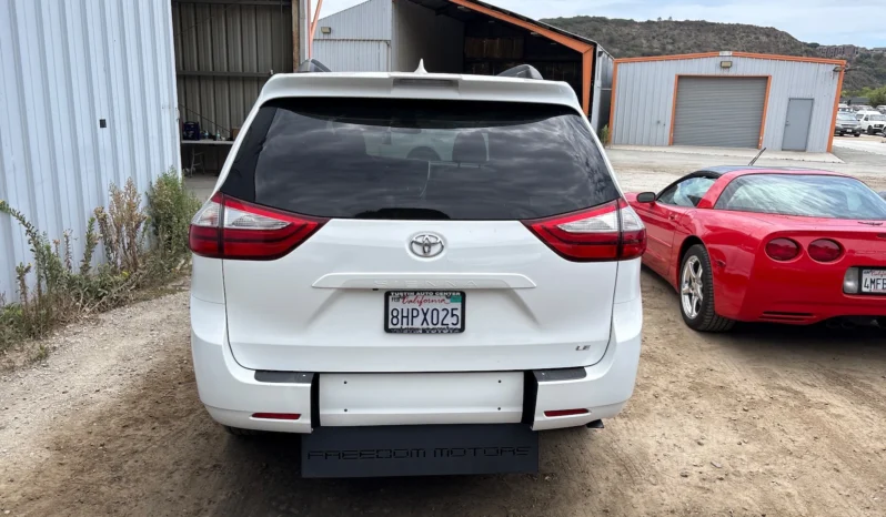 
								2019 Toyota Sienna LE full									
