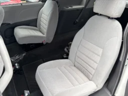 
										2019 Toyota Sienna LE full									