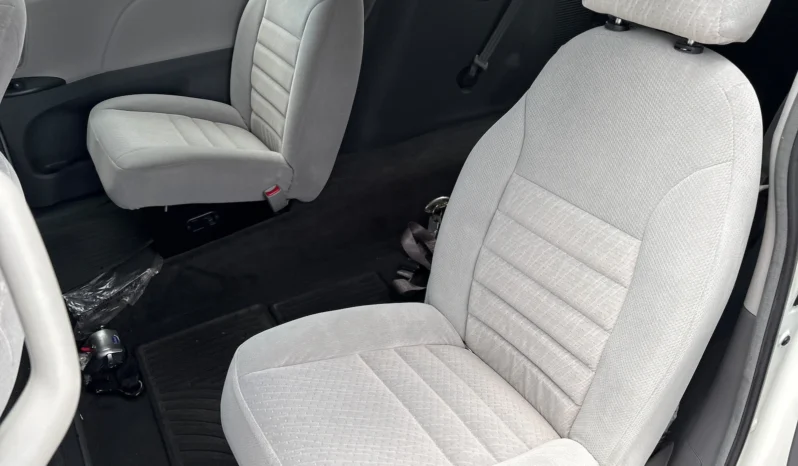 
								2019 Toyota Sienna LE full									